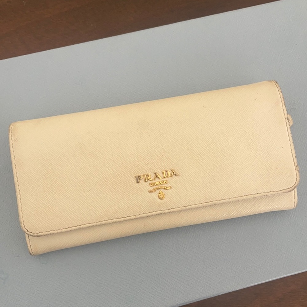 Prada wallet 🤍